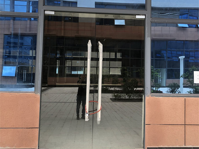 无框地弹门